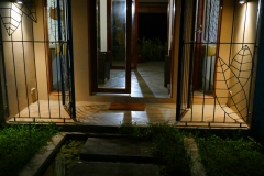 lhacienda_rodrigues_escalier_entree_bibliotheque_tv12