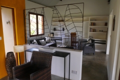 lhacienda_rodrigues_escalier_entree_bibliotheque_tv4