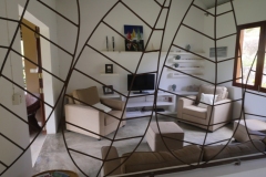 lhacienda_rodrigues_escalier_entree_bibliotheque_tv5
