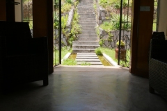 lhacienda_rodrigues_escalier_entree_bibliotheque_tv9